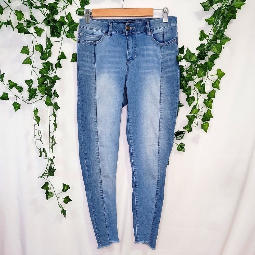 Cred NY. Stylish Skinny Blue Denim Jeans. Seam down front. Size 5.